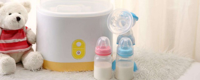 嬰兒多大會抓奶瓶 請看回答