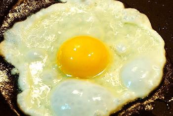 單面煎雞蛋不宜多吃