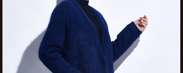 藍色大衣搭配什麼顏色的毛衣 藍色大衣需要搭配什麼顏色毛衣