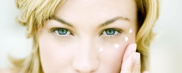 塗眼霜的最佳時間 眼霜的作用有哪些