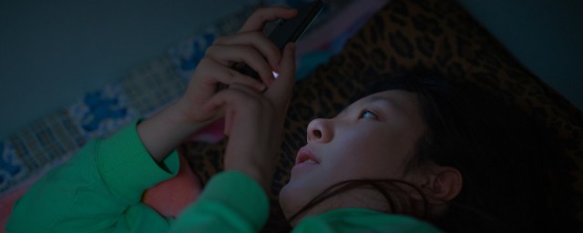 躺床上玩手機正確方法 躺在床上玩手機的註意事項