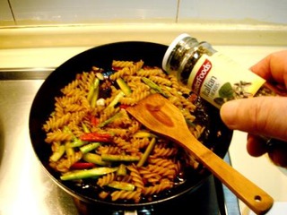 蔬菜黑醋汁拌意面