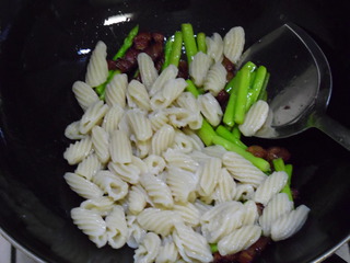 醬肉筍蘆炒螺旋面