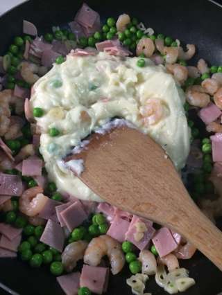 奶油白醬火腿蝦仁意面 奶油白醬火腿蝦仁意面