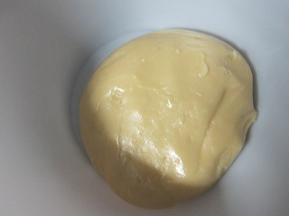蛋黃白蓮蓉月餅