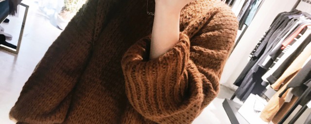 焦糖色毛衣搭配 冬日裡添一絲溫暖