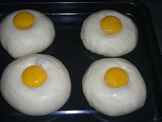 蛋黃肉松面包