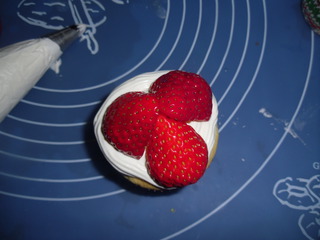 草莓奶油小紙杯