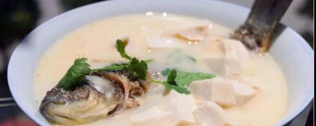 白豆腐鯽魚湯的做法 營養好湯送給你