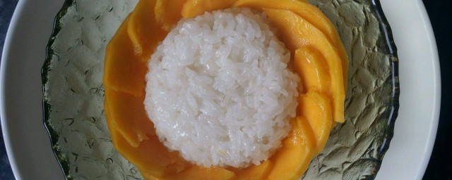 椰汁糯米飯做法 美味水果椰汁糯米飯
