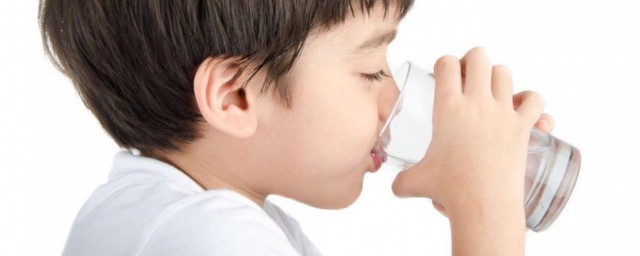 小孩吃飯喝水的危害 大人不要這樣做