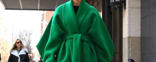 綠色羊絨大衣搭配法 穿出不一樣的風格