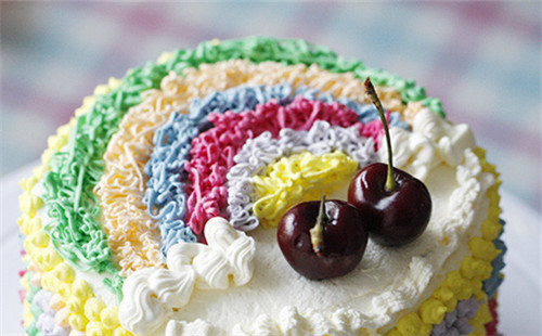 彩虹奶油裱花生日蛋糕