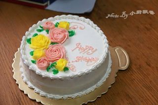 奶油霜裱花生日蛋糕