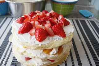 黃桃草莓裸蛋糕