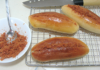 三文魚肉松橄欖包