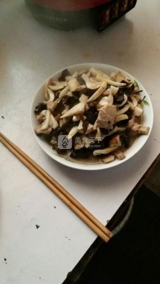 大腿蘑菇炒肉