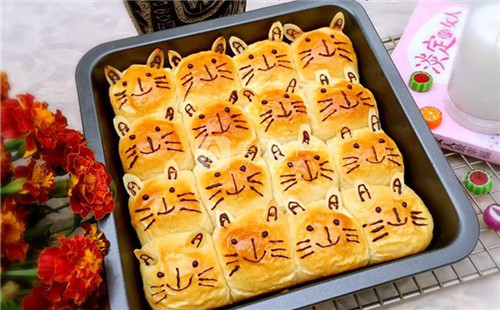 豆沙餡小貓擠擠面包