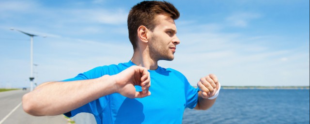 跑步熱身拉伸怎麼做 跑前熱身身體拉伸鍛煉方法