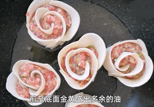 用餃子皮和肉做玫瑰花煎餃