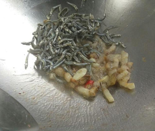 糯米椒炒豆鼓小魚幹