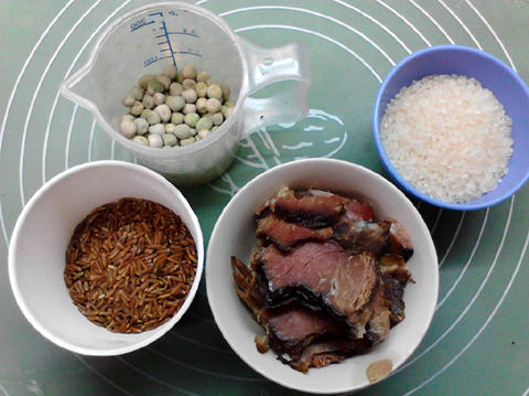 臘肉豌豆燜紅米飯