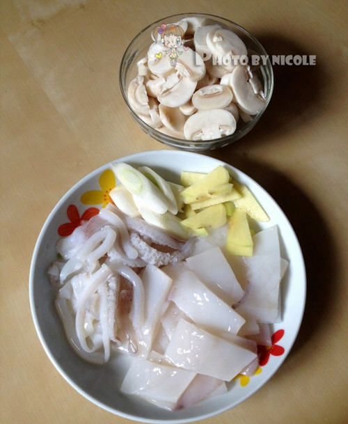 蘑菇炒魷魚
