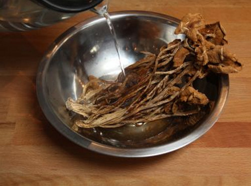 臘肉炒茶樹菇