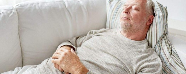 85歲老人一天睡幾小時 85歲血壓的正常值范圍是多少