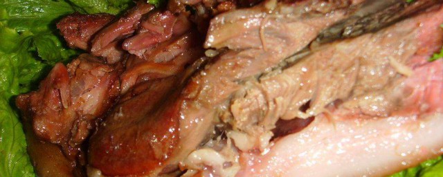 臘豬頭肉的做法 制作臘豬頭肉的八個步驟詳解