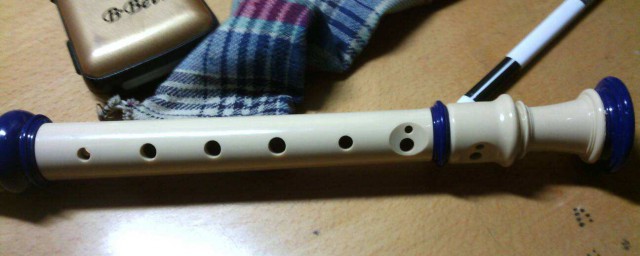 六孔豎笛入門教程 豎笛是歐洲一種歷史悠久的木管樂器