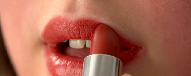 嘴唇太薄怎麼塗口紅 與你分享實用技巧