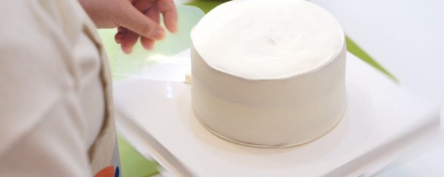 蛋糕抹面的技巧和手法 具體技巧和手法如下