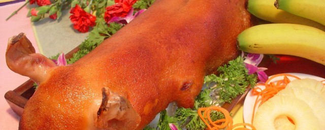 海南烤乳豬怎麼做 炭火慢烤金黃酥嫩