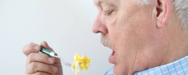 老人吃飯噎是什麼原因 應該怎麼做呢