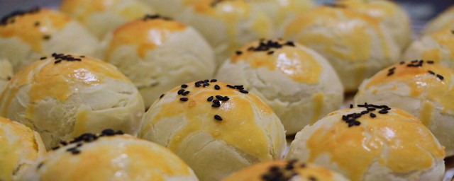黃油蛋黃酥的做法 黃油蛋黃酥的做法很簡單