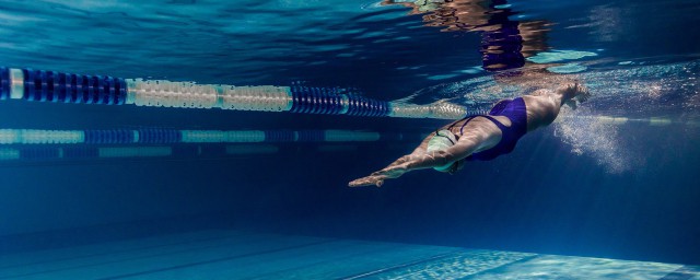 50歲遊泳半小時1000米算快嗎 一般成年人的遊泳速度多少才合適