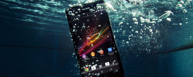 手機掉水裡該怎麼辦 教你幾招手機進水也不怕