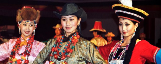 藏族的服飾特點 藏族的主要服裝款式是什麼