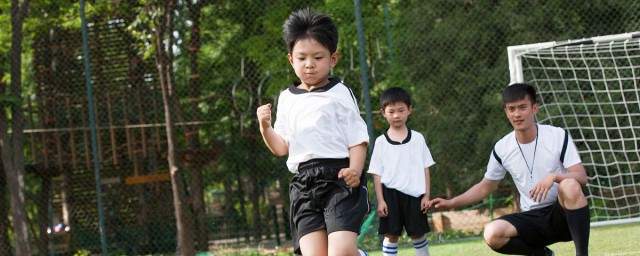 新手怎麼訓練足球 孩子的興趣要慢慢培養