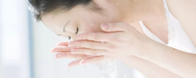 正常的洗完臉後塗什麼 洗臉後的正確護膚步驟