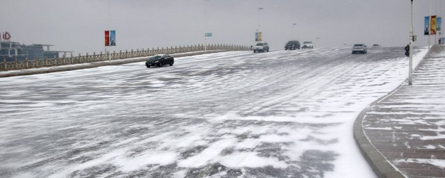 路面結冰怎麼開車 避開這個地方