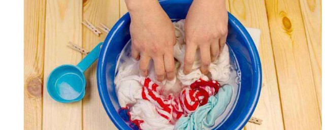漂白水洗衣服怎麼用 使用漂白水洗衣服最好佩戴手套