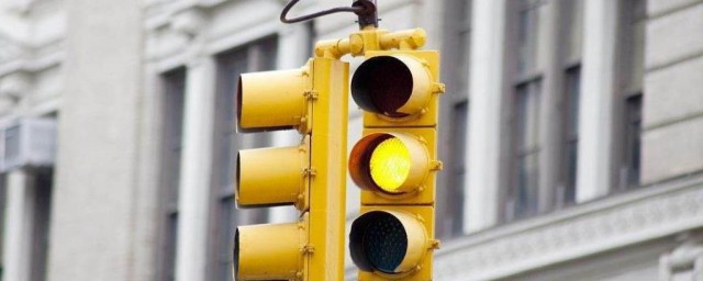 黃燈過一半車身算闖紅燈嗎 有可能被算闖紅燈