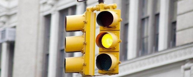 一直是黃燈可不可以走 註意瞭望確認安全後可以通行