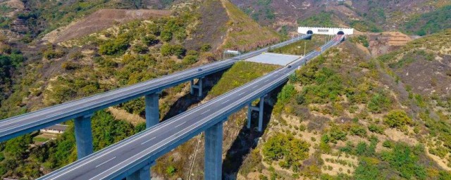 高速路駕駛技巧 高速公路開車技巧有哪些