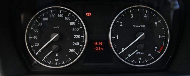 汽車儀表盤上顯示油表還顯示什麼 汽車儀表器上油表旁邊的是什麼