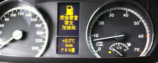 汽車油表顯示沒油還能跑多少公裡 汽車油量表紅燈亮瞭通常還能行駛3050公裡