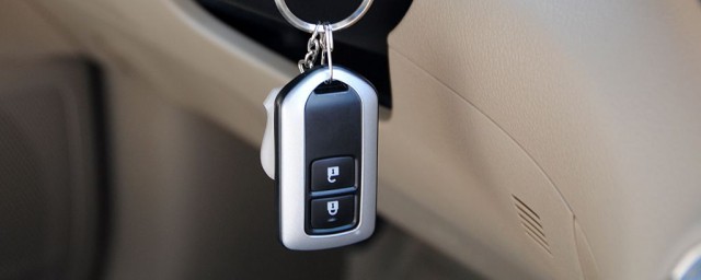 車鑰匙沒電瞭怎麼辦 汽車鑰匙電池要這樣換