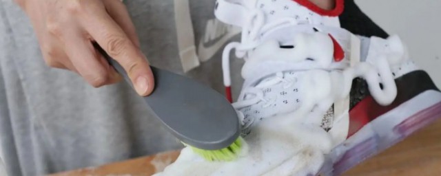 籃球鞋臟瞭怎麼清理 籃球鞋的清理和保養方法介紹